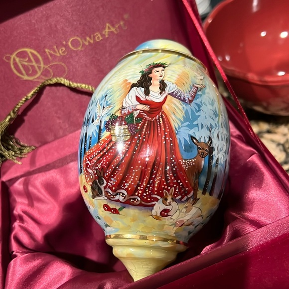 Gracefully painted ornament by Ne’Qwa Art